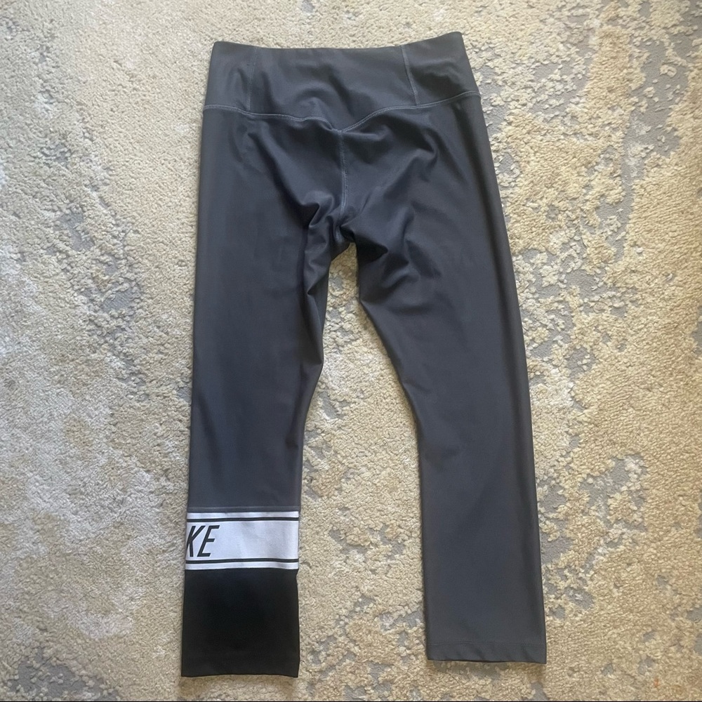 Nike Cropped Leggings - Picture 6 of 6